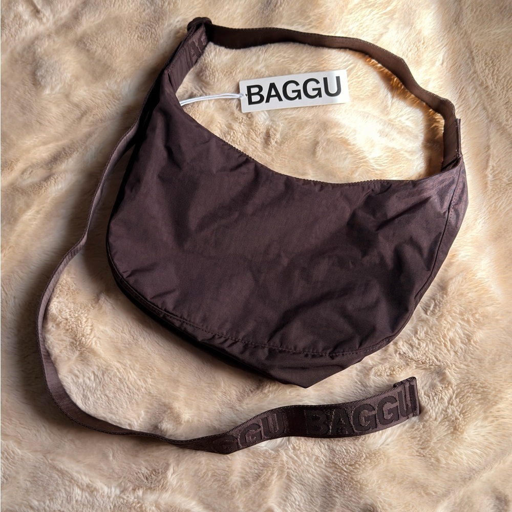 BAGGU Medium Crescent Bag in Chocolate Plum